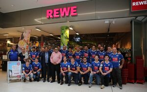 Mehr über den Artikel erfahren Autogrammstunde bei REWE im Mathematikon