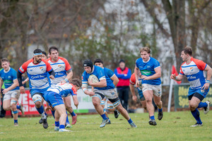 Gedrängehalb Haakon Oeß vom HRK versucht Neuenheims Robert Lehmann zu stoppen.
